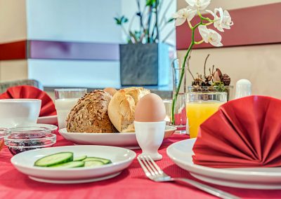 Buffet gedeckter Frühstückstisch Frühstück frische Brötchen Brot Vollkorn Marmelade Tee Kaffee Cappuccino Kakao Schokolade Orangensaft Apfelsaft Vegan Vegetarisch Frühstücksraum Restaurant Hotel und Pension Traumblick Oberhof